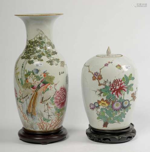 Un grand vase et un pot à gingembre en porcelaine polychrome...