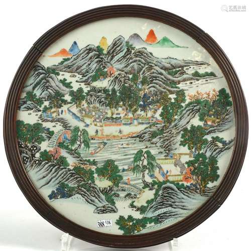 Plaque ronde en porcelaine polychrome de Chine décorée d'un ...