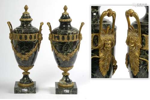 Paire de vases couverts de style Louis XVI à deux anses en m...