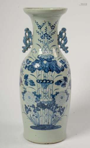 Grand vase pansu à oreilles en porcelaine bleue et blanche d...