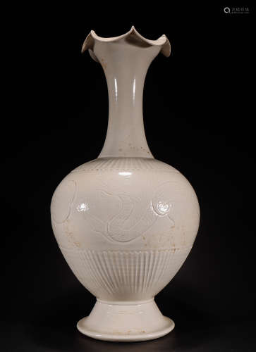 CHINESE DINGYAO VASE, SONG DYNASTY