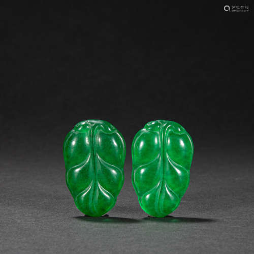 A PAIR OF CHINESE JADE LEAVES, QING DYNASTY