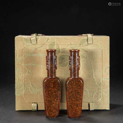A PAIR OF CHINESE HORN BOTTLES, QING DYNASTY