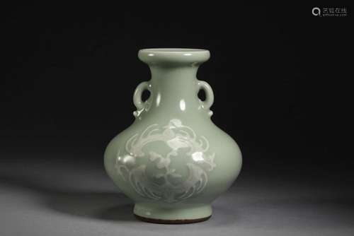 Qing Dynasty green glaze vase