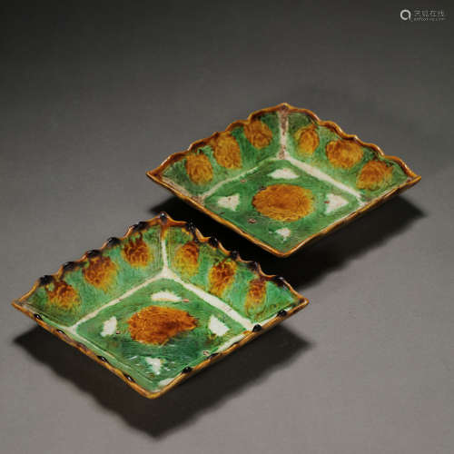 A PAIR OF TRI-COLOURED GLAZED PLATE, LIAOJIN PERIOD, CHINA