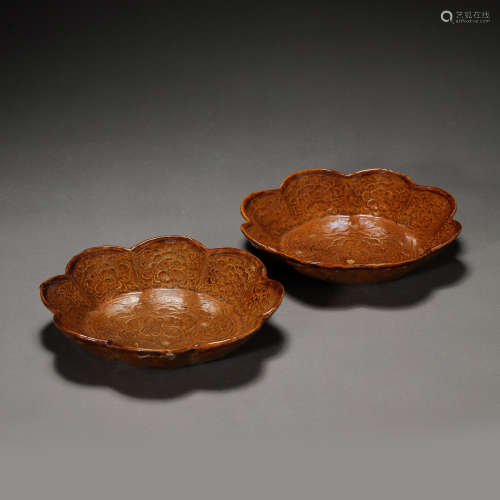 A PAIR OF YELLOW GLAZED FLOWER MOUTH PLATE, LIAOJIN PERIOD, ...