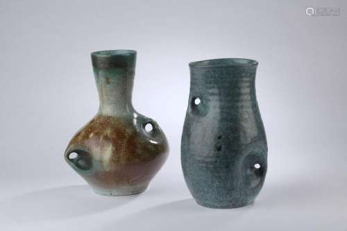 ACCOLAY (1945 -1983).<br />
Un ensemble de deux vases à anse...
