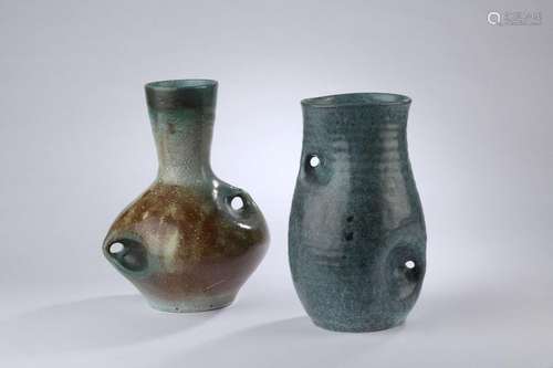 ACCOLAY (1945 -1983).<br />
Un ensemble de deux vases à anse...