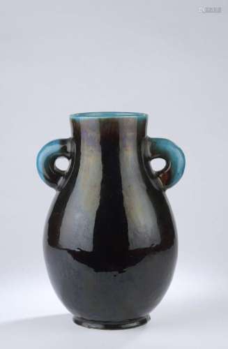 ACCOLAY (1945 -1983).<br />
Grand vase à deux anses, reprena...