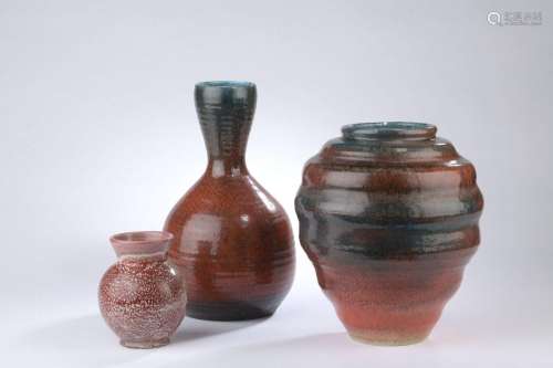 ACCOLAY (1945 -1983).<br />
Un ensemble de trois vase en cér...