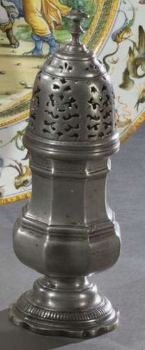 Sucrier balustre en étain, corps hexagonal sur piédouche éle...