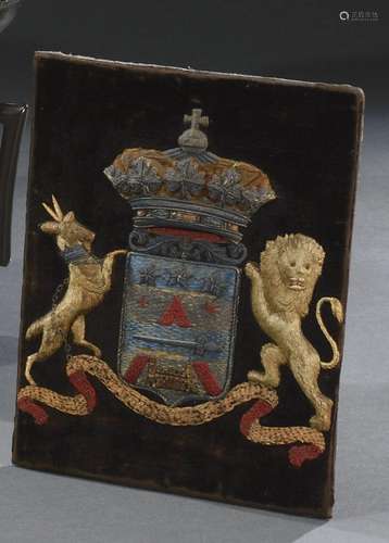 FRANCE<br />
Blason sous couronne brodé en relief en soie po...