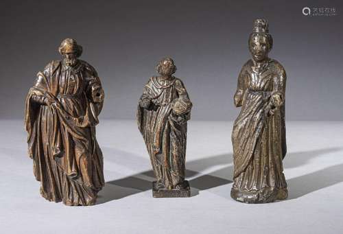 Trois statuettes en bois sculpté de saints personnages : <br...