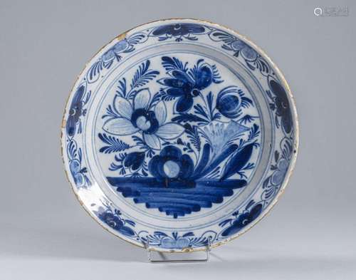 DELFT <br />
Plat rond en faïence décoré en camaïeu bleu au ...