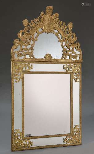 Beau miroir rectangulaire à parecloses en bois doré sculpté,...
