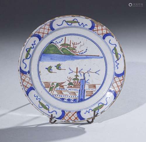 DELFT <br />
Assiette ronde en faïence à décor émaillé polyc...