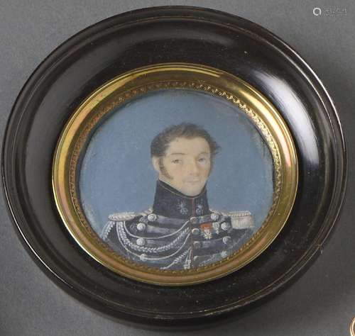 Miniature ronde <br />
Portrait en buste de face d'un jeune ...