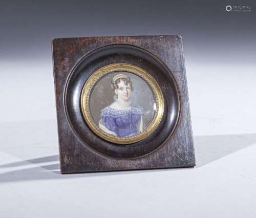 Miniature ronde : Jeune femme en buste de trois quart en rob...