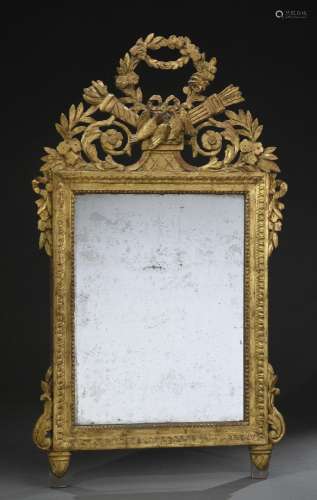 Miroir rectangulaire en bois doré sculpté à moulures de perl...