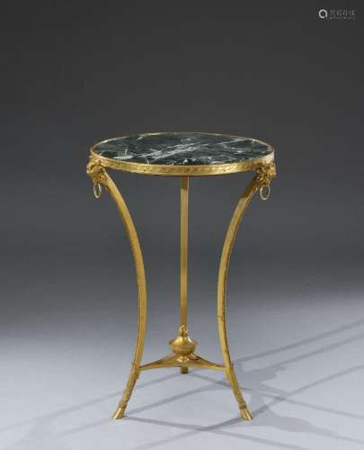 Table circulaire en bronze doré, à décor de frise de postes,...