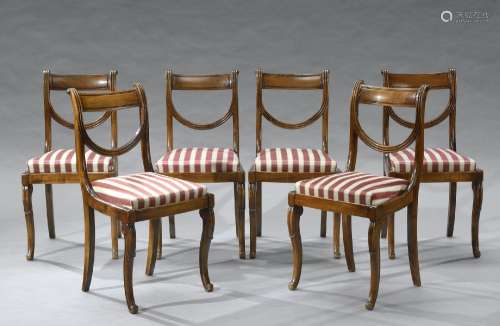 Suite de six chaises en bois teinté acajou, les dossiers lég...