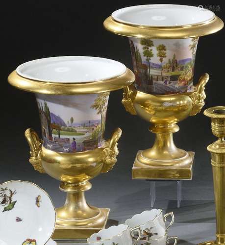 SCHOELCHER & Fils<br />
Paire de vases Médicis sur piédo...