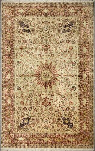 CHINE<br />
Tapis en soie à motif oriental rouge sur fond be...