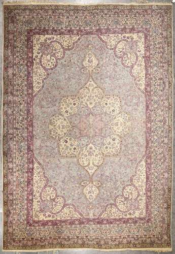 KAYZERI <br />
Grand tapis en laine de style turc à décor d'...