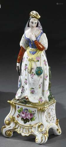 PARIS<br />
Figure en porcelaine polychrome représentant une...