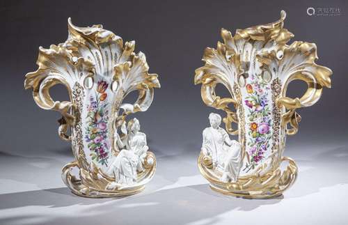 Paire de spectaculaires vases en porcelaine en forme de corn...