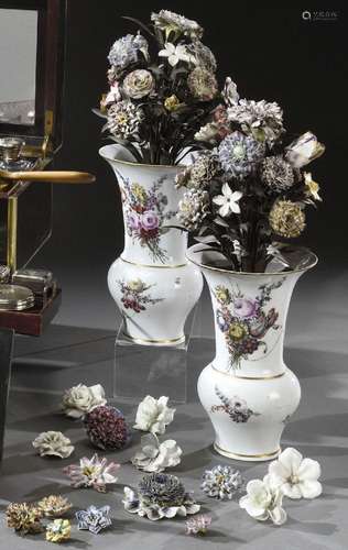 ALLEMAGNE MEISSEN<br />
Paire de vases balustre en porcelain...