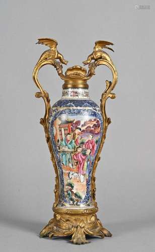 CHINE, Canton - XIXe siècle<br />
Vase en porcelaine de form...