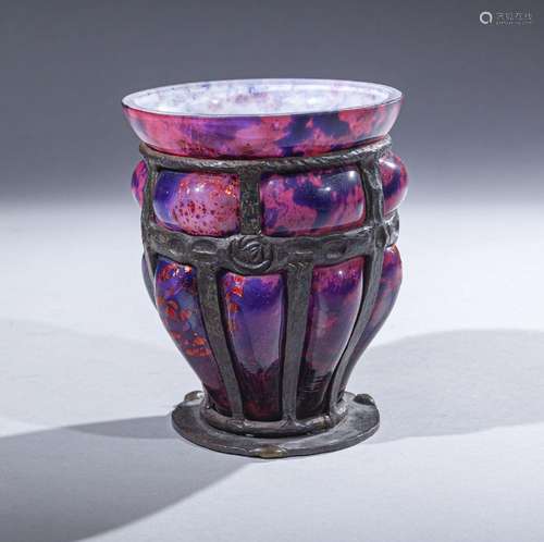 Louis MAJORELLE (1859 - 1926) & DAUM - NANCY <br />
Vase...