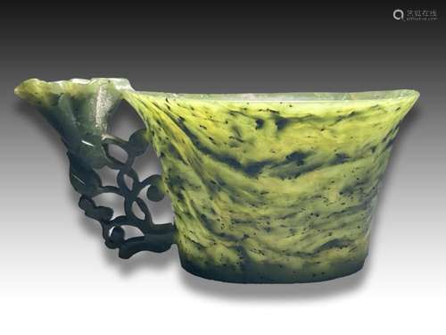 A CHINESE HANDLED SPINACH JADE CUP, QING DYNASTY (1644-1911)