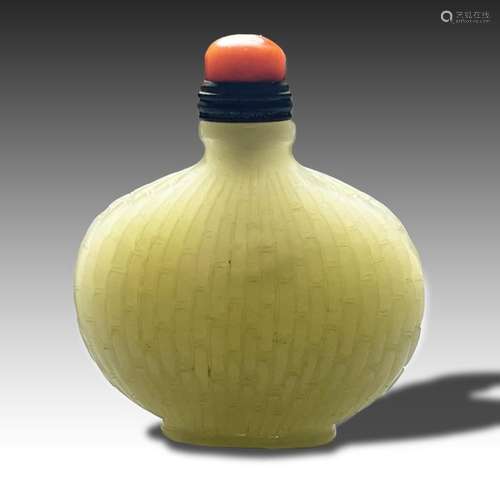 A CHINESE JADE SNUFF BOTTLE WITH A CORAL TOP, QING DYNASTY (...