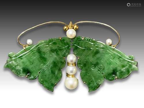 A CHINESE IMPERIAL JADE BUTTERFLY BROOCH, ON GOLD & PEAR...