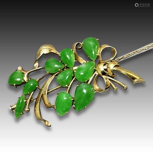 A CHINESE IMPERIAL JADE FLOWER BOQUET BROOCH, SET ON GOLD