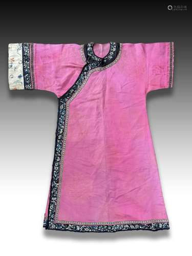 A CHINESE EMBROIDED PINK SILK ROBE, QING DYNASTY (1644-1911)