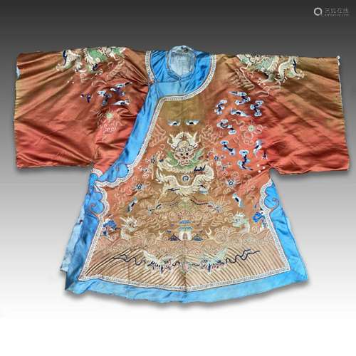 A CHINESE EMBROIDERY DRAGON ROBE, QING DYNASTY (1644-1911)