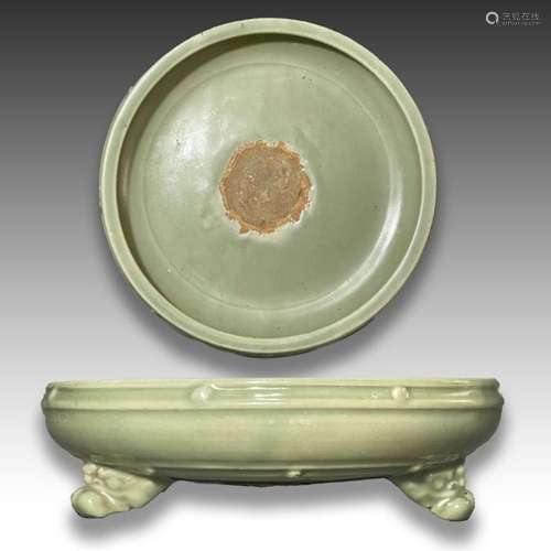 A CARVED CELADON-GLAZED "LONGQUAN" TRIPOD BULB BOW...