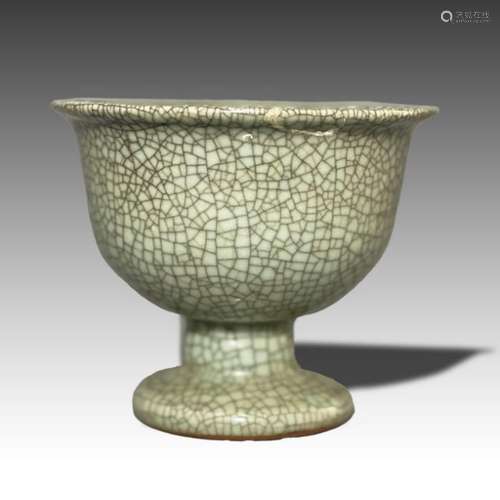 A CHINESE GE TYPE CRACKLE FOOTED CUP, QING DYNASTY (1644-191...