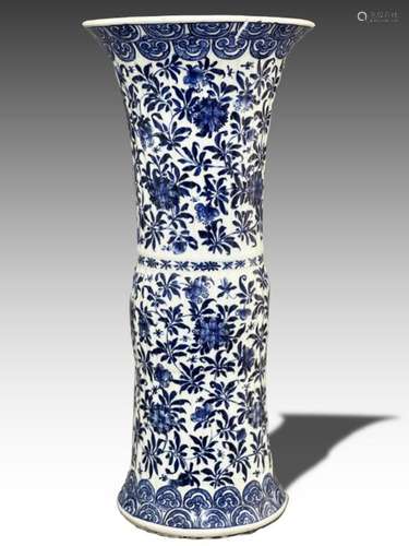 A LARGE CHINESE BLUE AND WHITE BEAKER VASE, GU KANGXI PERIOD...