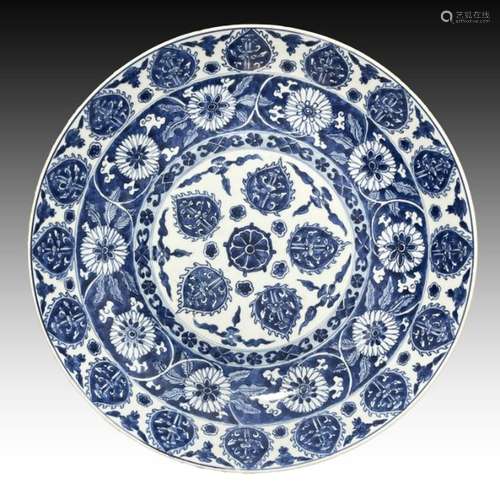 A CHINESE BLUE & WHITE CHARGER, KANGXI PERIOD (1662-1772...