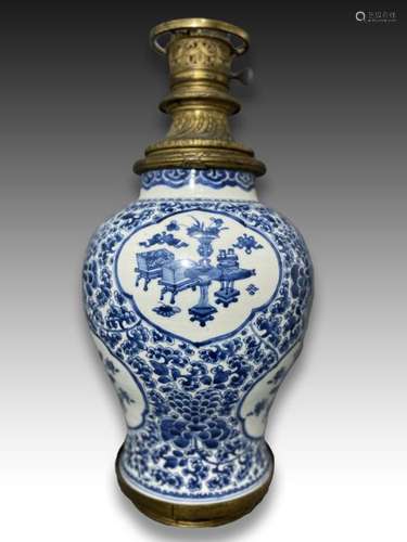 A CHINESE BLUE & WHITE VASE, CONVERTED TO LAMP, KANGXI P...