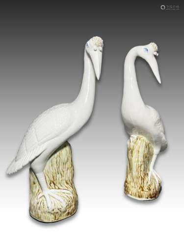 A PAIR OF CHINESE PORCELAIN MODELS OF CRANES, QING DYNASTY (...