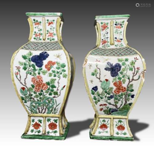 A PAIR OF CHINESE FAMILLE VERTE VASES, KANGXI PERIOD (1662-1...