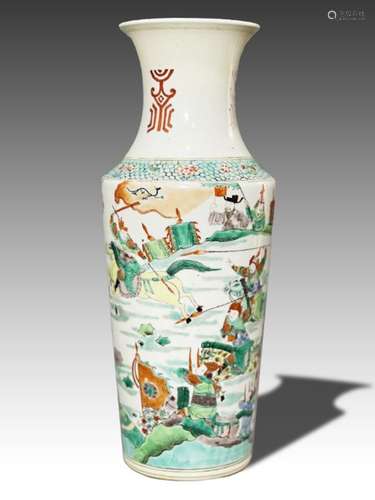 A CHINESE FAMILLE VERTE VASE DEPICTING WAR SCENES, QING DYNA...