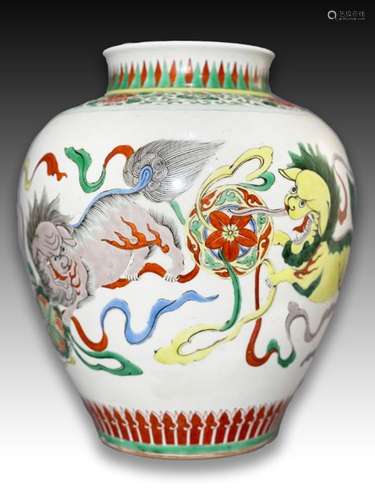 A CHINESE WUCAI BUDDIHISTIC LION JAR, QING DYNASTY (1644-191...