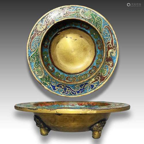 A CHINESE CLOISONNE FOOTED DISH, MING DYNASTY (1368-1664)