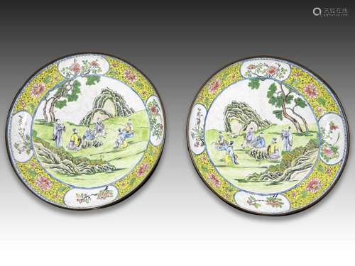 AN EXCEPTIONAL PAIR OF CHINESE HANDPAINTED CANTON ENAMEL DIS...